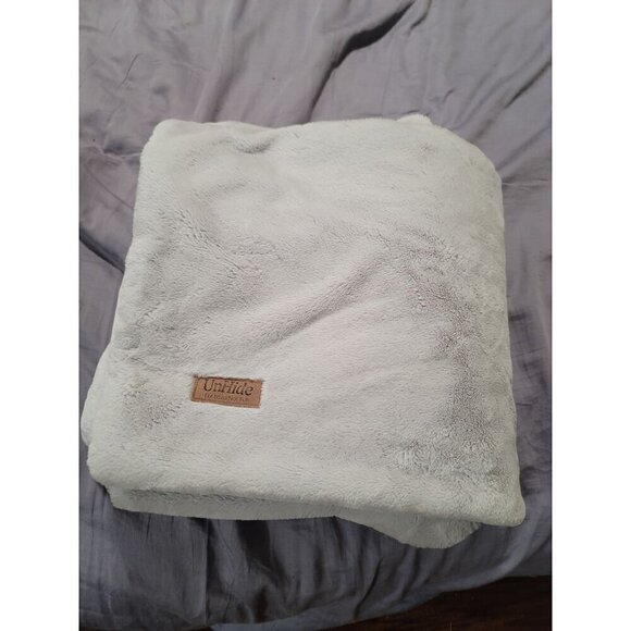 Unhide Faux Fur Throw Blanket Soft & Cozy 45" x 60" in light blue - Picture 11 of 11
